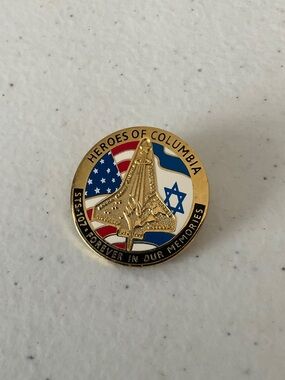 Heroes of Columbia Commemorative Gold Tone 2003 Pin - Black/Blue/White/Red